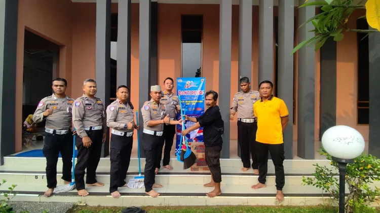 Sambut HUT Bhayangkara, Satlantas  Polres Subang, Tebar Kasih Mesjid dan Gereja
