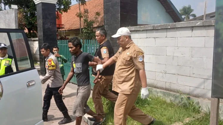 ODGJ Tidur di Rel Kereta Api Berhasil Dievakuasi Polsek Cimahi