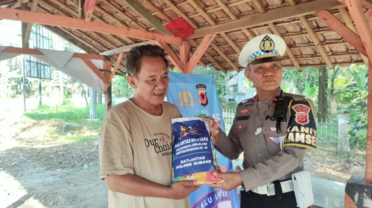 Sambut HUT Bhayangkara, Satlantas Polres Subang Berbagi Sembako ke Driver Ojol