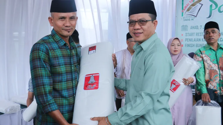 Bupati Bandung Lanjutkan Tradisi Berbagi Kain Kafan