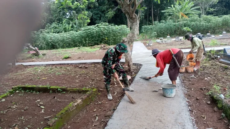 Babinsa Koramil Subang Bersama Warga Bersihkan Jalan  menuju TPU