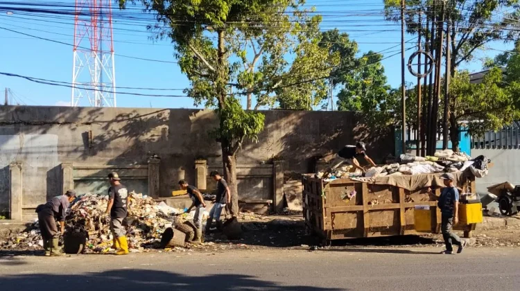 DLH Kota Tasikmalaya Bereskan 12 Ton Tumpukan Sampah di SL Tobing