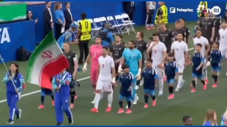 Momen Haru Pemain Iran Gandeng Anak-Anak Amerika di Piala Dunia 2026 Tuai Apresiasi