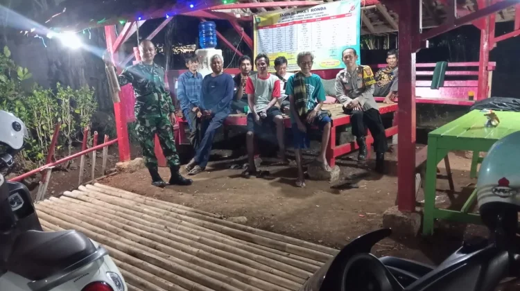 Sinergi Babinsa dan Bhabinkamtibmas Patroli Ronda Malam di Wilayah Binaan