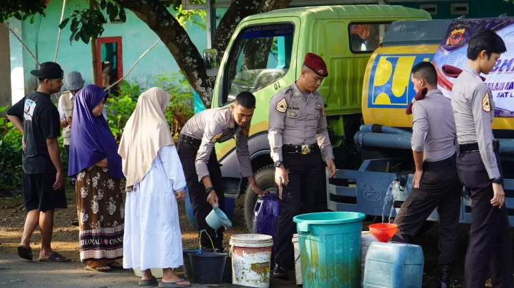 Polres Tasikmalaya Distribusikan 8000 Liter Air Bersih dan Sembako Kepada Warga