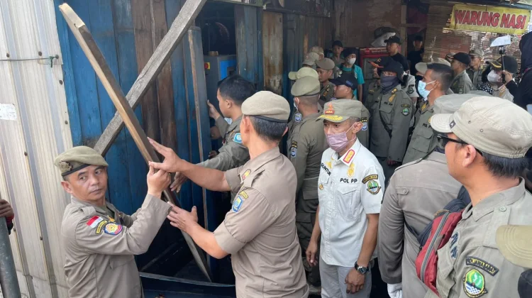 Satpol PP Bongkar Puluhan Bangunan Liar di Jalan Pasirkoja Kota Bandung