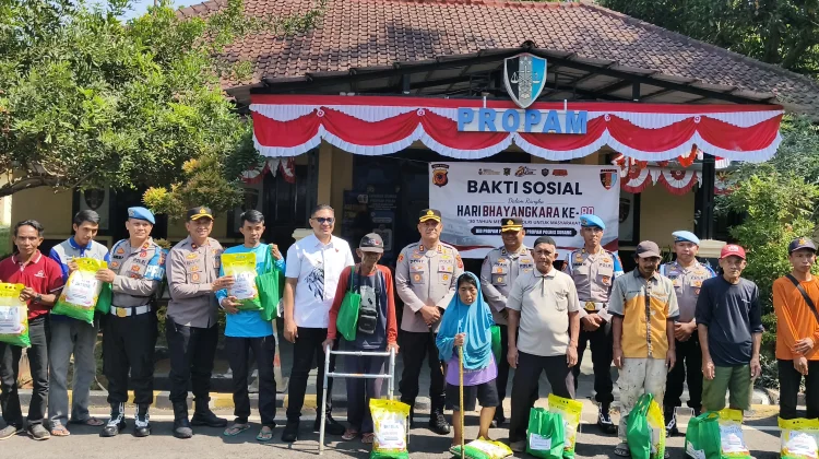 Propam Polres Subang Tebar Kepedulian di HUT Bhayangkara Ke-90