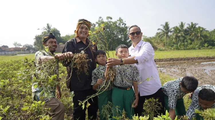 Pembelajaran Alam Holistik Integratif MI Manbaul Ulum Tasikmalaya Diapresiasi