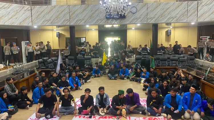 Kepung DPRD Subang, Mahasiswa Tolak Kenaikan Harga Kebutuhan Pokok