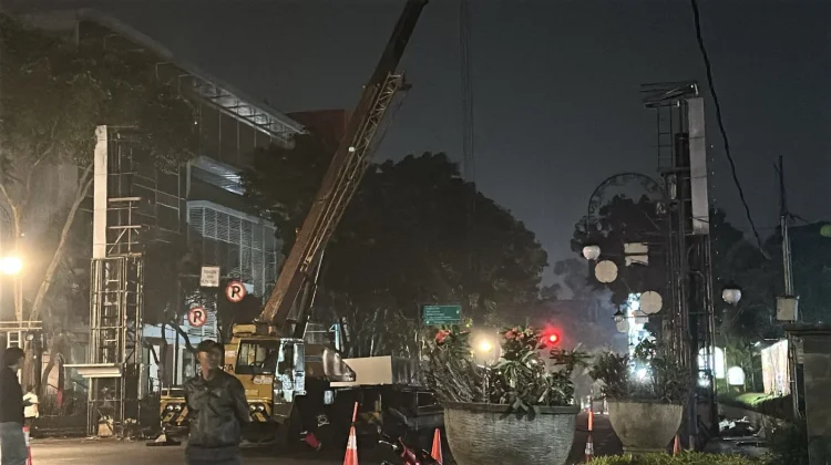 Pemkot Bandung Bongkar Videotron Melintang di Jalan Riau