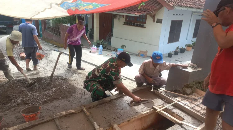 Babinsa Koramil Tanjungsiang Bergotong royong Bersama Warga Bangun Gorong