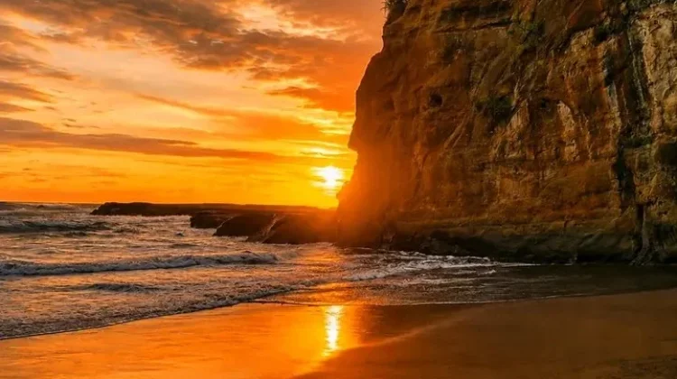 Menatap Keindahan Eksotis Pantai Citanggeuleuk Garut