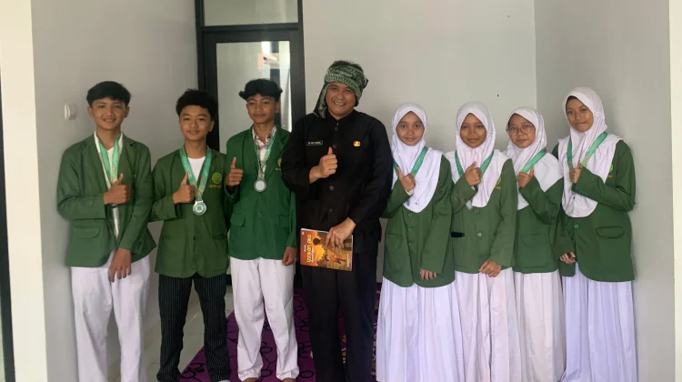 Kagum Buku Karya Siswa SMP, Diky Candra: Mengingatkan Saya Akan Sosok Ayah