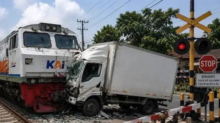 Sayangi Nyawa Anda,Utamakan Keselamatan di Rel Kereta