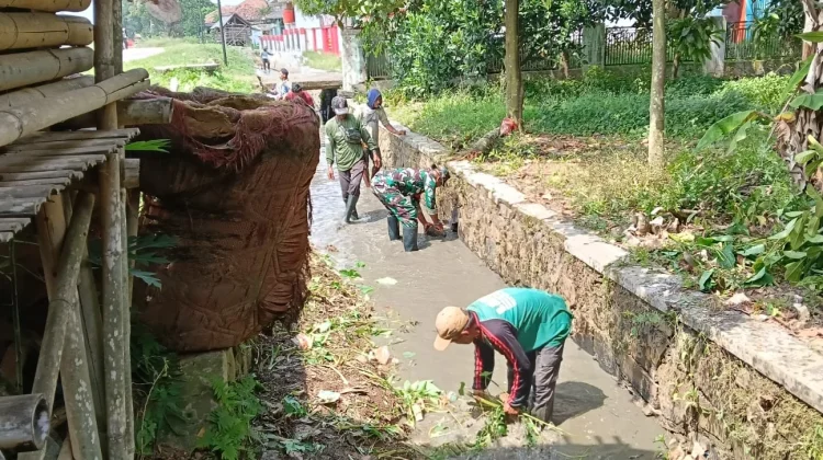 Karya Bakti TNI Bersama Warga Karangwangi,Cegah Genangan Air di Musim Hujan