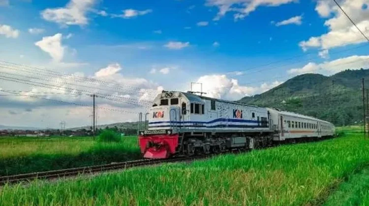Wisatawan Ramai Gunakan Kereta Api Argo Anjasmoro