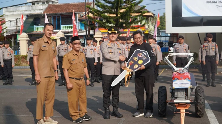 Polres Tasikmalaya Menyerahkan Bantuan Alsintan untuk Petani di Wilayahnya