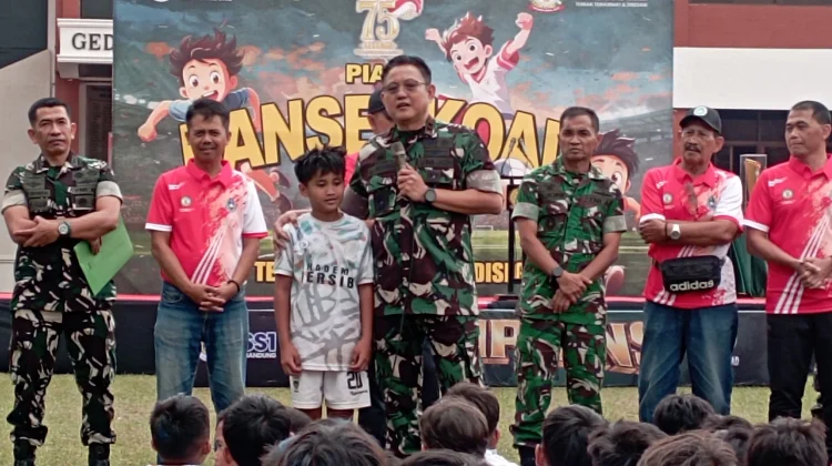 Komandan SESKOAD Berikan Beasiswa Kepada Pemain Terbaik