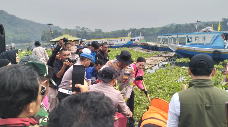 Aksi Polisi Bersihkan Eceng Gondok di Danau Jangari Cianjur