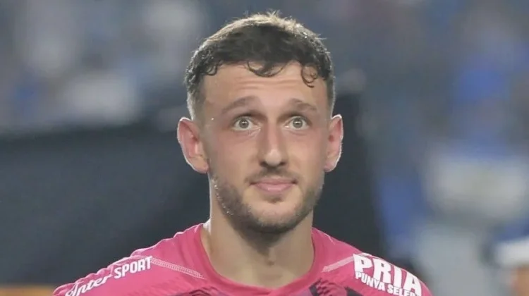 Persib Lepas Adam Przybek Demi Masa Depan Karier Sang Kiper