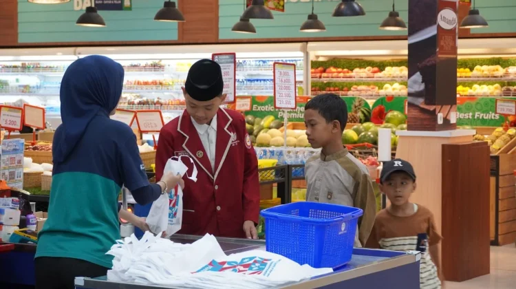 As-Syifa Peduli,Latihan Santri Belajar Peduli Sosial Terhadap Yatim