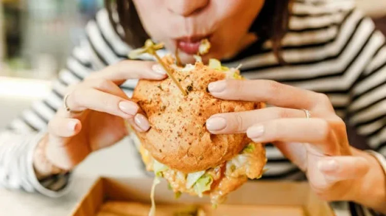 Cara Mengunyah Makanan yang Benar untuk Menjaga Kesehatan Pencernaan