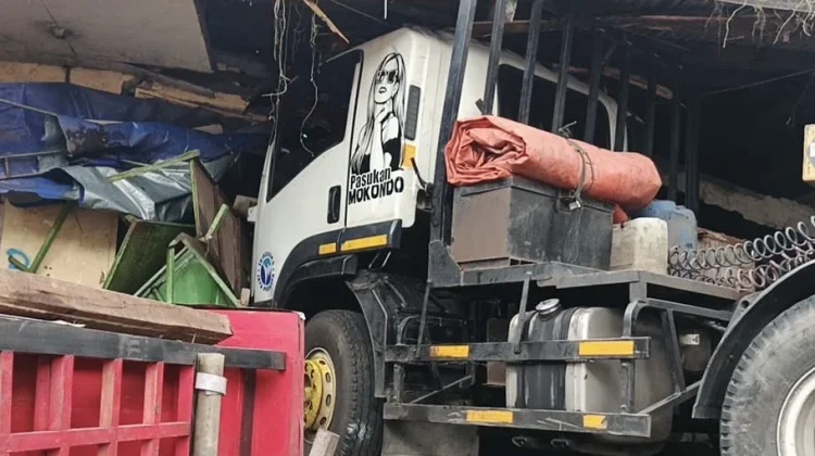 Tabrak Kios, Supir Truk Tewas di Pasar Kordon Bandung