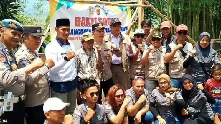 Terbatas Anggaran, Pemuda Sarimukti Bedah 7 RTLH Secara Swadaya