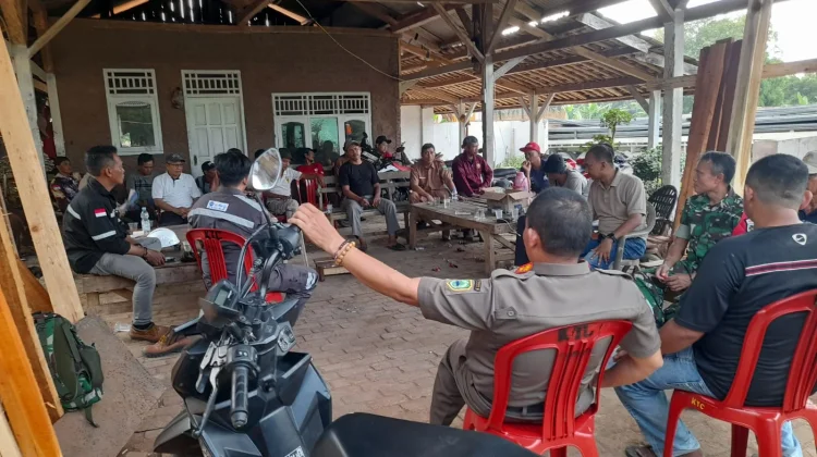 Babinsa Koramil Pabuaran Gelar Komsos,Ajak Warga Aktifkan Kembali Siskamling