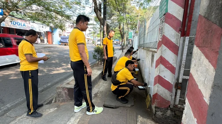 Hut Bhayangkara, Anggota Polres Bersihkan Tempat Publik