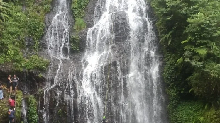 Pesona Alam Curug Tilu Leuwi Opat