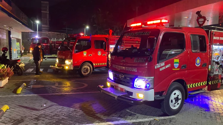 Kebakaran Melanda Bangunan Masjid dan Asrama Pesantren di Dago Bandung