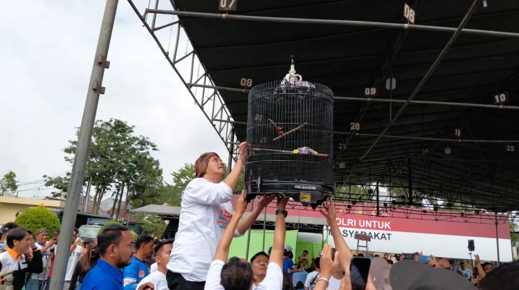 Pecinta Burung Mengikuti Kontes Kicau Mania di Polres Tasikmalaya Kota