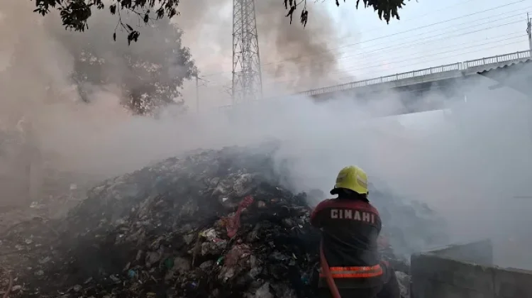 Kebakaran Tumpukan Sampah di TPS RW 12 Cimahi Berhasil Dipadamkan Damkar Cimahi
