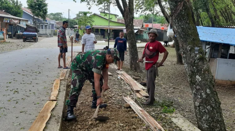 Babinsa Koramil Subang Bergotong royong Dengan Warga Bersihkan Jalan Lingkungan