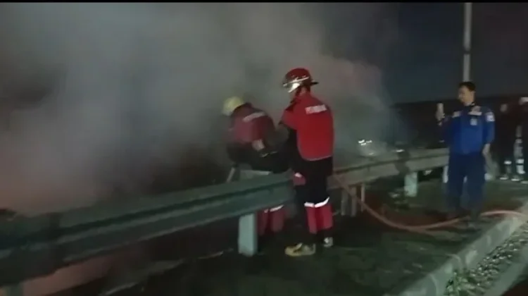 Tumpukan Sampah di Leuwigajah Terbakar,Damkar Cimahi Sigap Padamkan Api