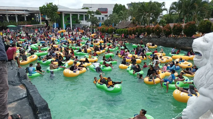Libur Sekolah, TeeJay Waterpark Dipadati Pengunjung