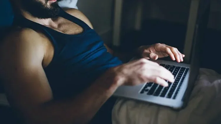 Kebiasaan Sepele yang Bikin Laptop Cepat Rusak, Jangan Terus Dilakukan