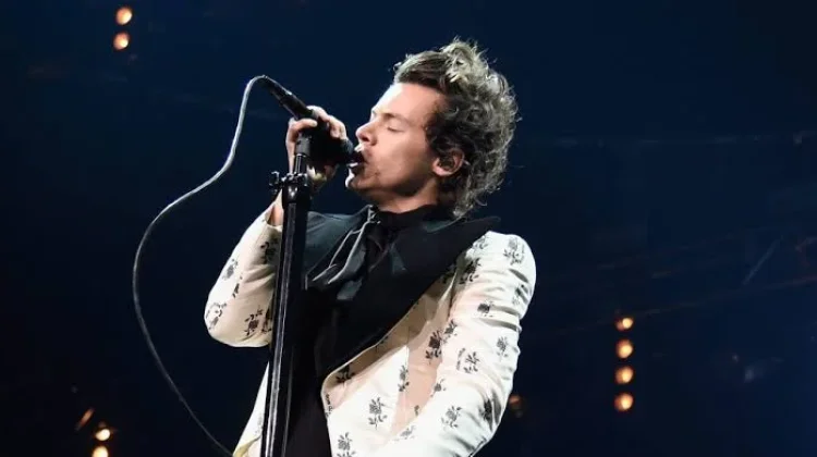 Harry Styles Tumbang di Atas Panggung saat Konser di London