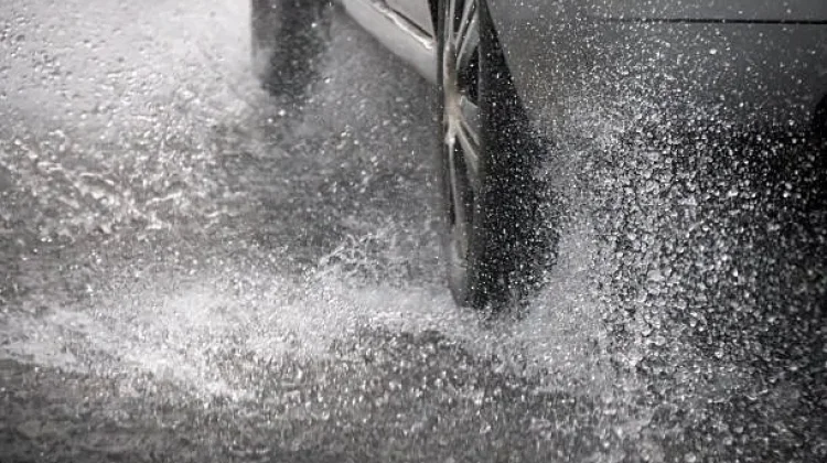 Waspada Aquaplaning, Bahaya Tersembunyi Bisa Membuat Mobil Kehilangan Kendali