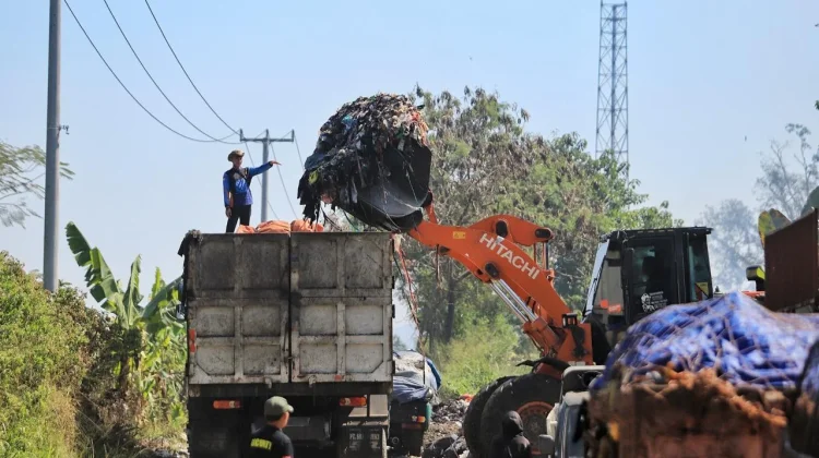 Kemendagri dan Investor China Tinjau TPST Cicukang Bandung