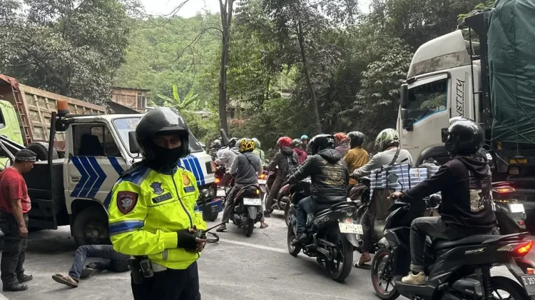 Truk Terguling, Jalur Bandung-Garut Alami Kemacetan