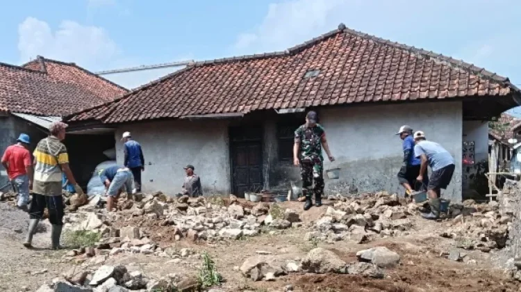 Babinsa dan Warga Desa Sirap Bergotong-royong Bangun Majelis