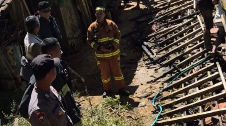 Rumah warga Terbakar,Diduga Korsleting Listrik