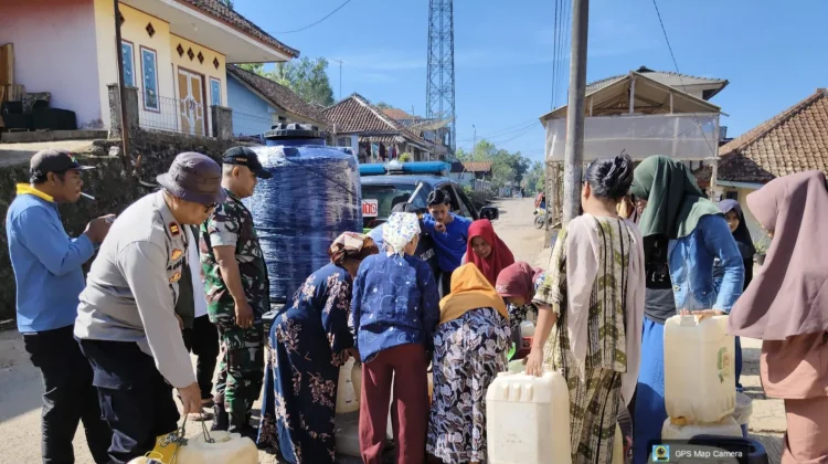 Polsek Bojonggambir Salurkan Air Bersih Bagi Warga yang Alami Krisis Air