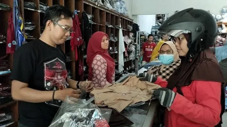 Penjualan Seragam Sekolah Mulai Meningkat jelang Tahun Ajaran Baru