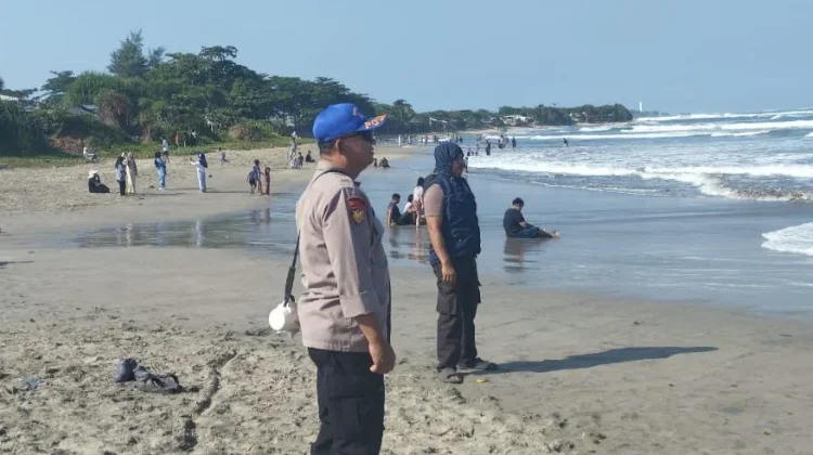 Masa Libur Sekolah Objek Wisata Pantai Garsel Dipadati Pengunjung