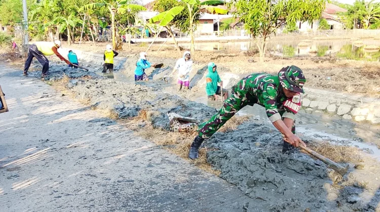 Babinsa Pusakanagara Jadi Penggerak Padat Karya Tunai,Bersihkan Saluran Irigasi