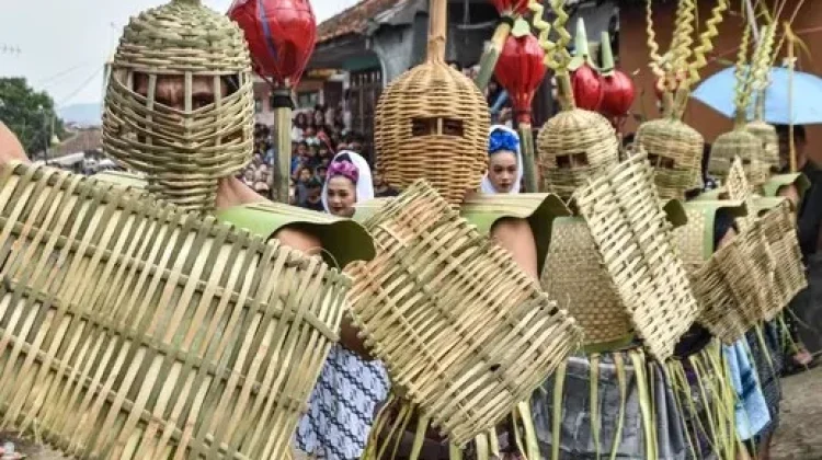 Uniknya Kostum Ksatria Perang Tomat Cikareumbi