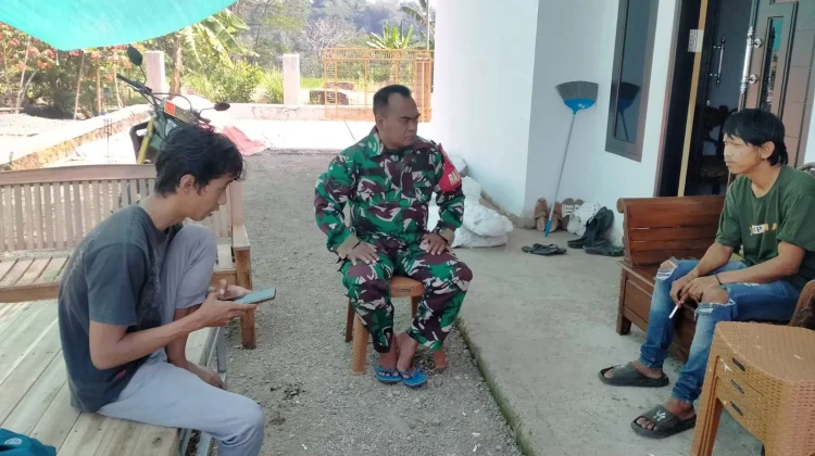 Babinsa Koramil Sagalaherang,Perkuat Kemanunggalan TNI dan Rakyat, dengan Komsos